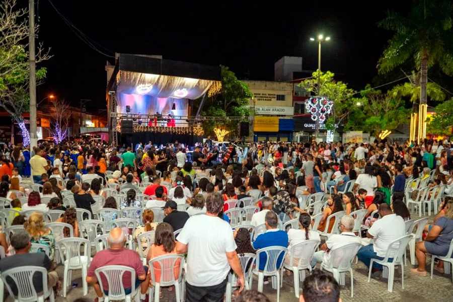 Evento de lançamento do Natal Iluminado reúne famílias na praça central de Teixeira de Freitas