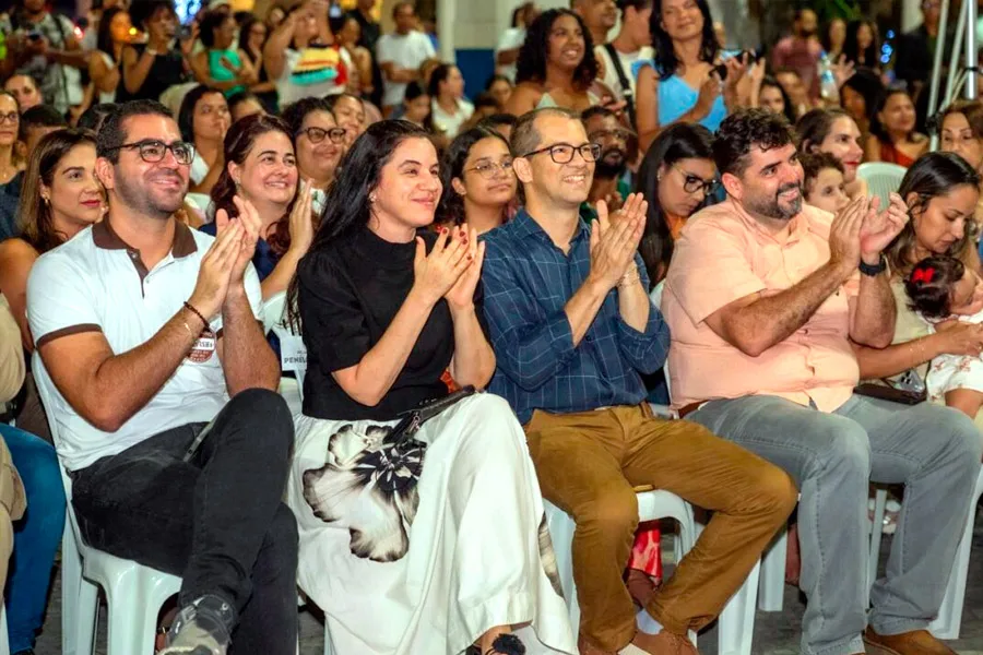 Evento de lançamento do Natal Iluminado reúne famílias na praça central de Teixeira de Freitas