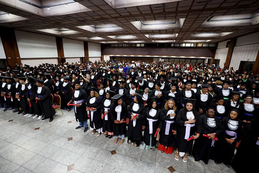 Formatura da EJA celebra conclusão do ensino médio de 293 estudantes da rede estadual de ensino