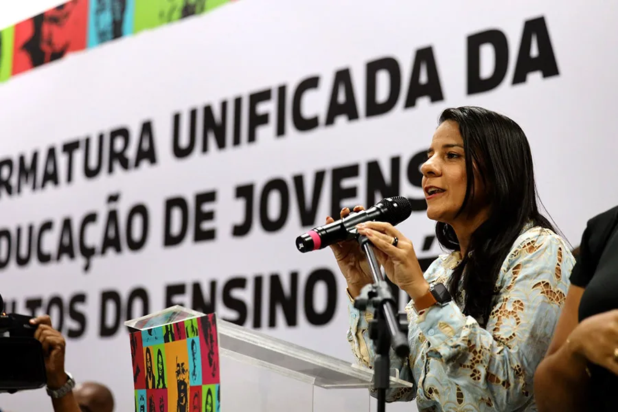 Formatura da EJA celebra conclusão do ensino médio de 293 estudantes da rede estadual de ensino