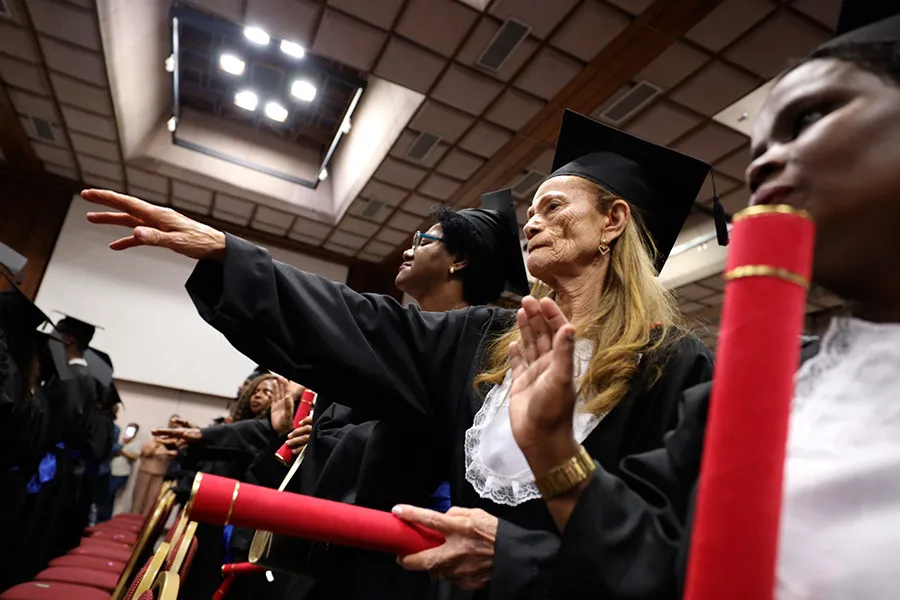 Formatura da EJA celebra conclusão do ensino médio de 293 estudantes da rede estadual de ensino