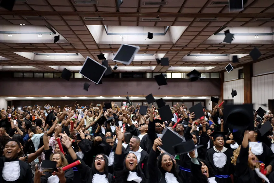 Formatura da EJA celebra conclusão do ensino médio de 293 estudantes da rede estadual de ensino