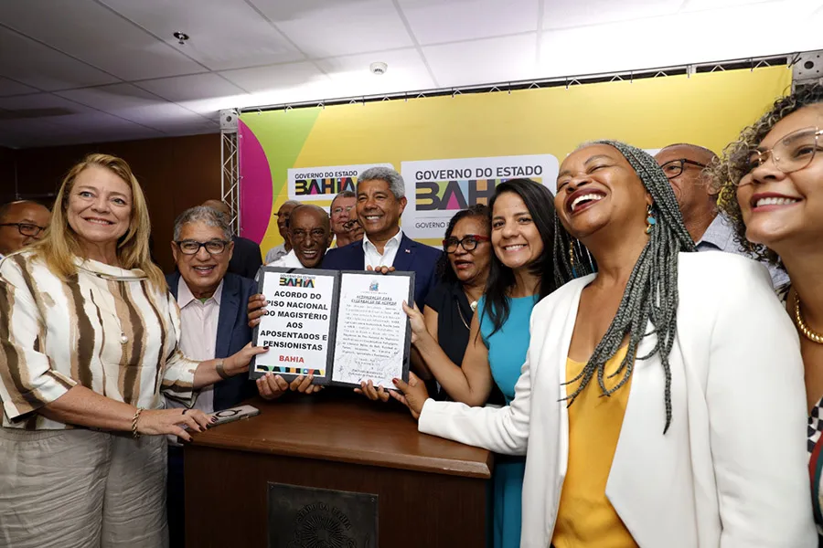  Governo da Bahia assina acordo relativo ao piso do magistério