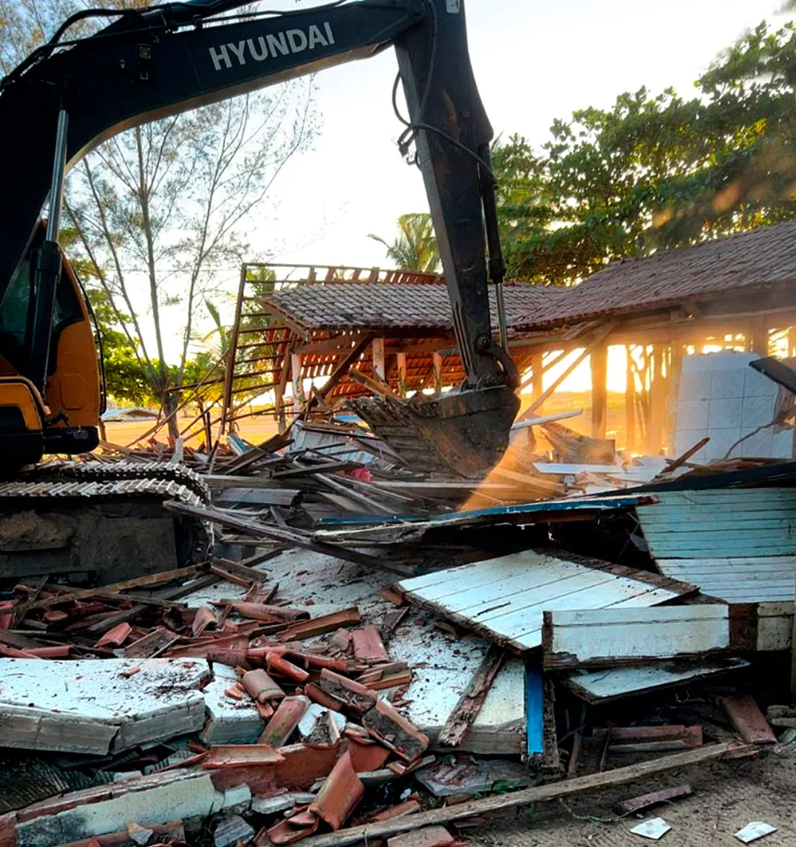 Barracas de praia abandonadas em Nova Viçosa: população pede solução