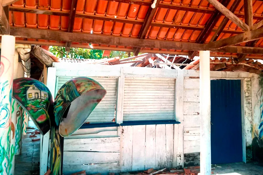 Barracas de praia abandonadas em Nova Viçosa: população pede solução
