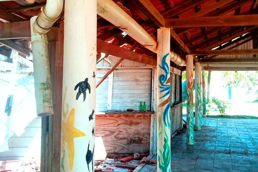 Barracas de praia abandonadas em Nova Viçosa: população pede solução