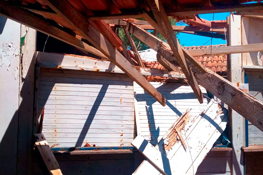 Barracas de praia abandonadas em Nova Viçosa: população pede solução