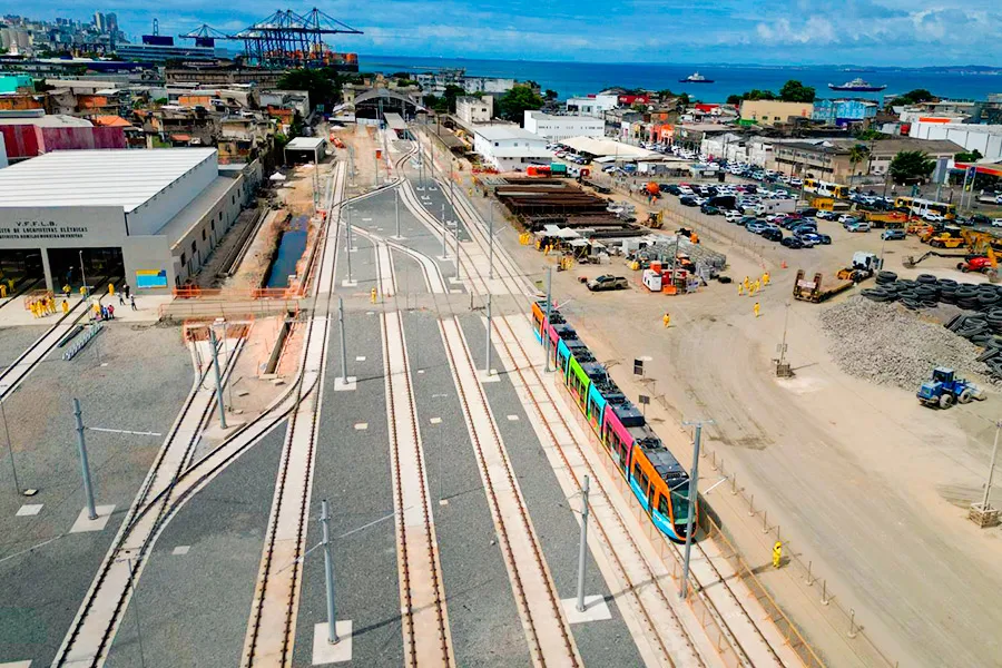 Obra do Governo do Estado, VLT faz primeira viagem-teste e marca avanço na mobilidade da capital baiana
