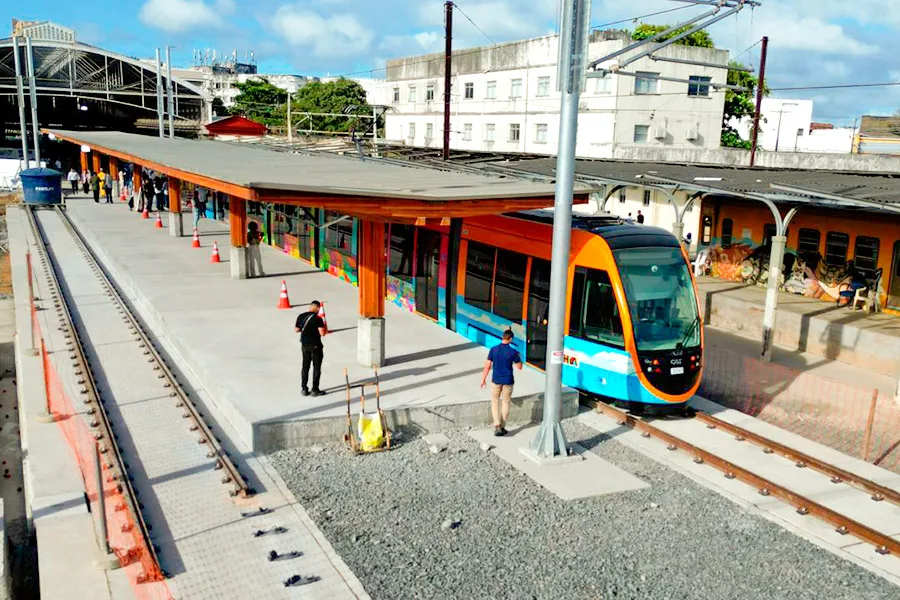 Obra do Governo do Estado, VLT faz primeira viagem-teste e marca avanço na mobilidade da capital baiana