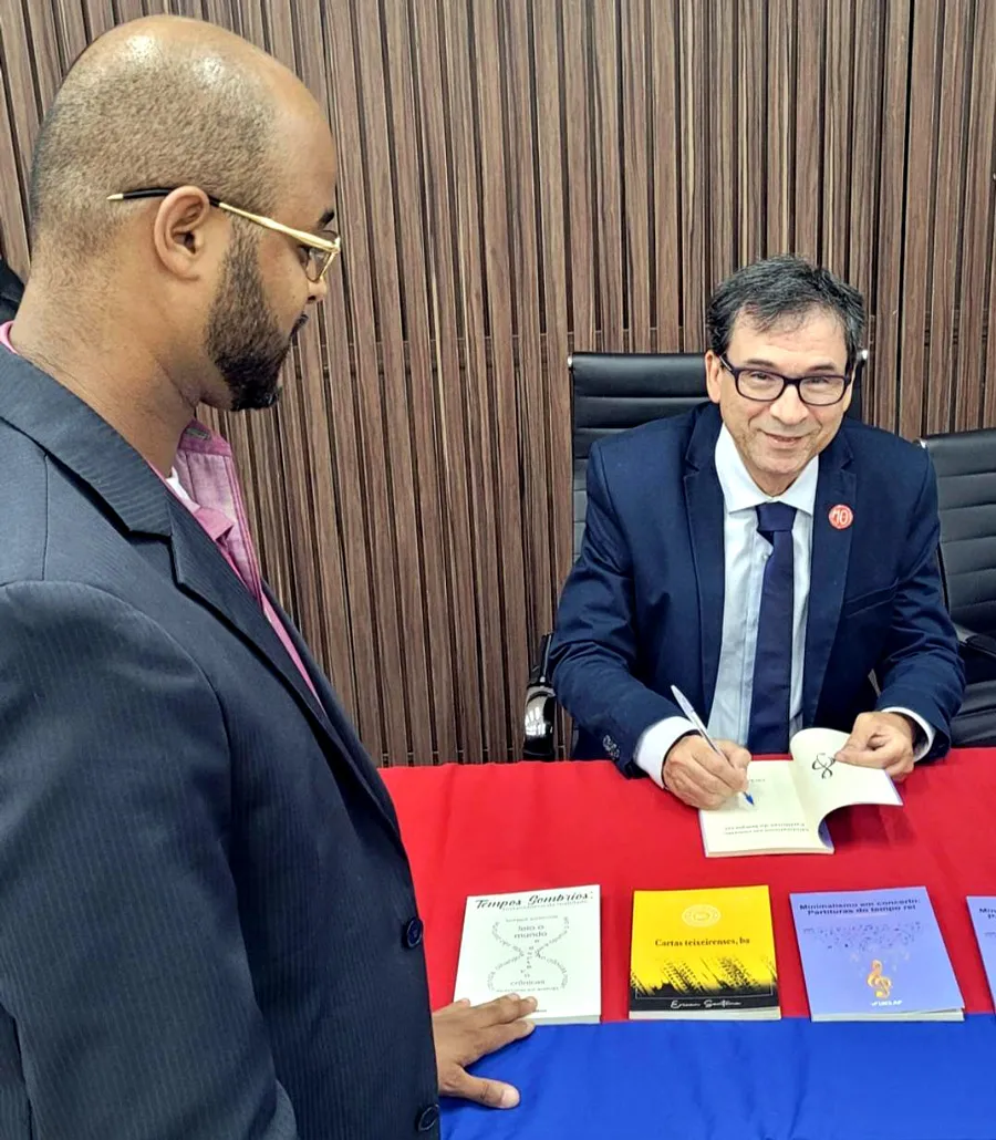 Erivan Santana autografa “Minimalismo em concerto: Partituras do tempo rei” durante sessão da ATL