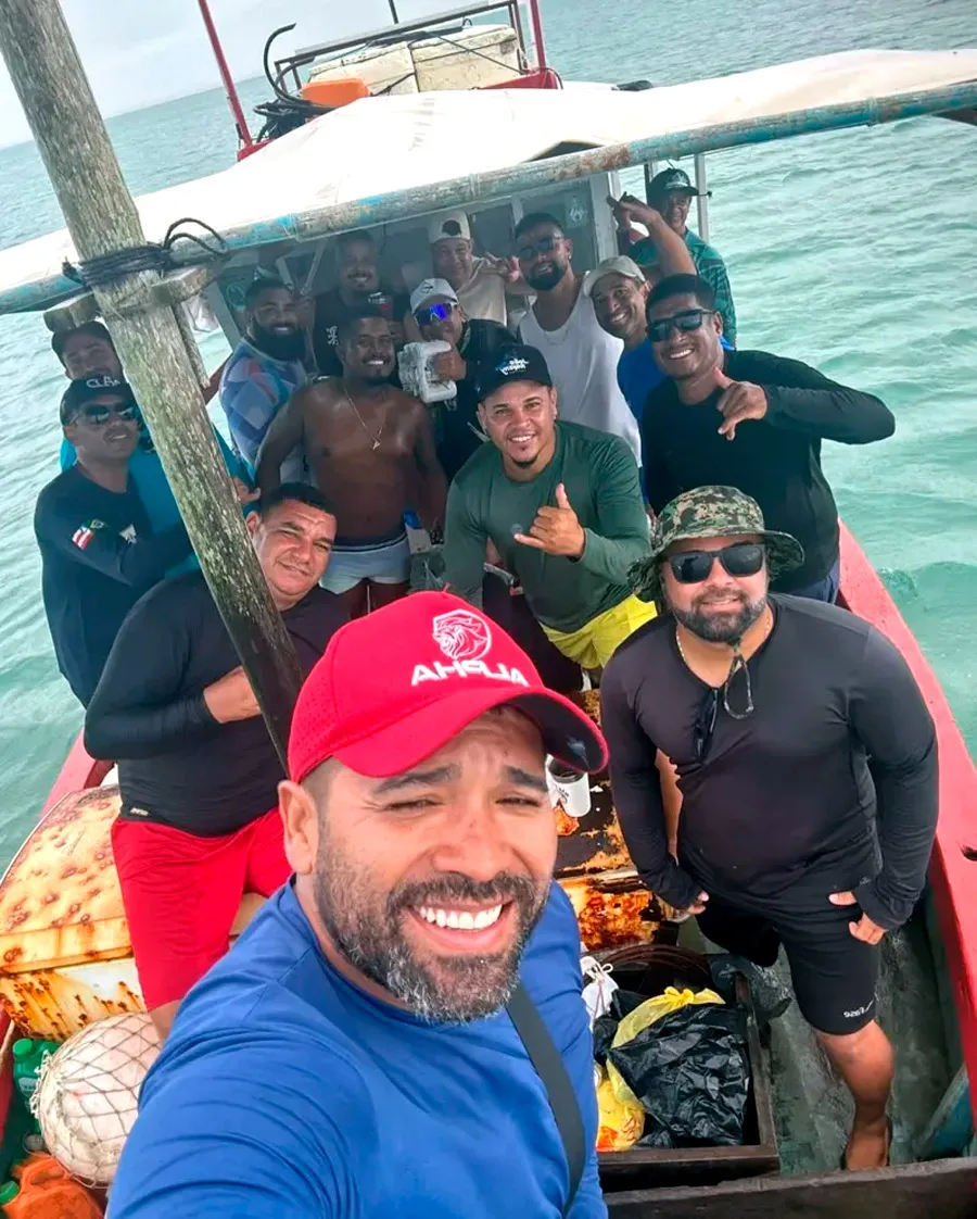 Pescadores são resgatados por amigos após naufrágio em Guaratiba