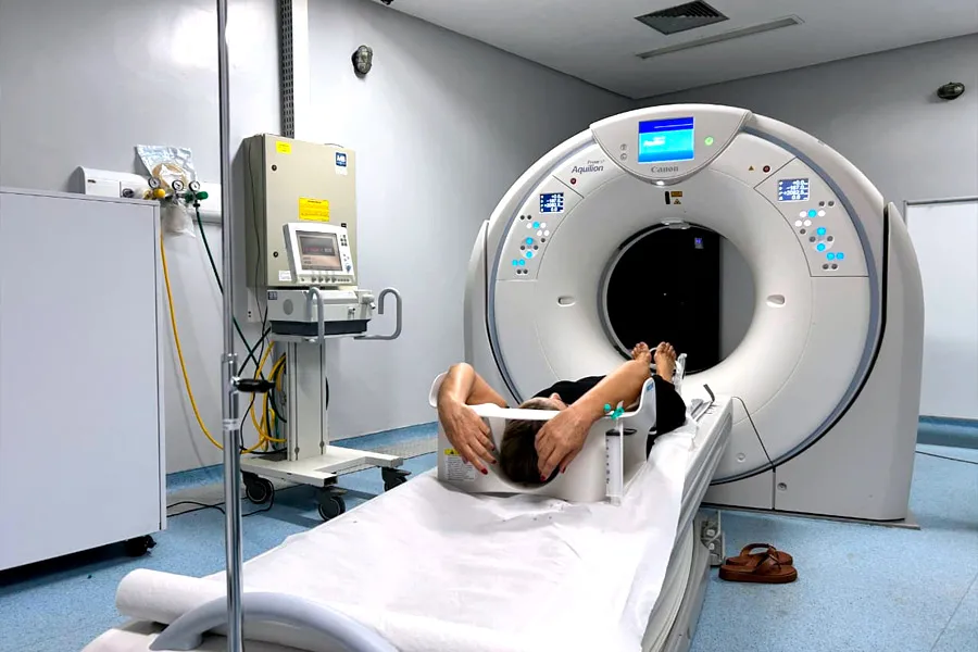 Hospital do Oeste recebe novo tomógrafo e avança na implantação da radioterapia