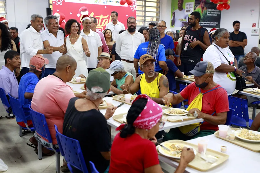 Governador participa do Natal Mais Social com cardápio especial no Restaurante Popular da Liberdade