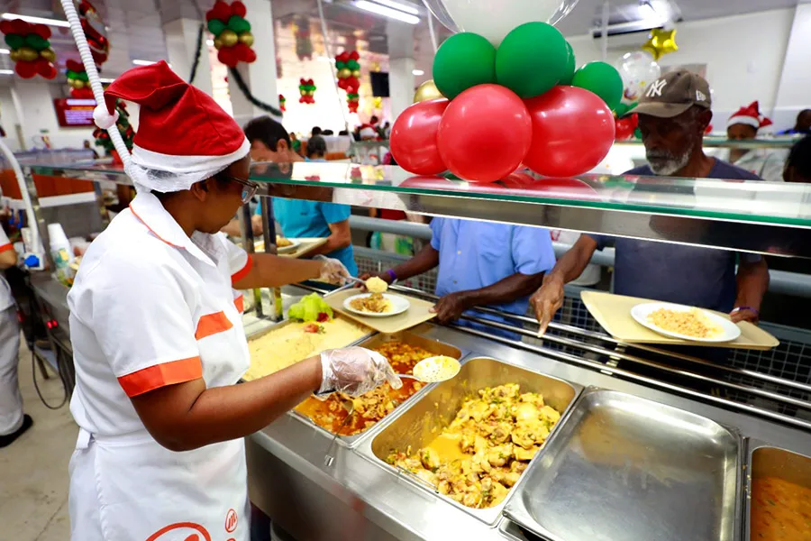Governador participa do Natal Mais Social com cardápio especial no Restaurante Popular da Liberdade Governador participa do Natal Mais Social com cardápio especial no Restaurante Popular da Liberdade