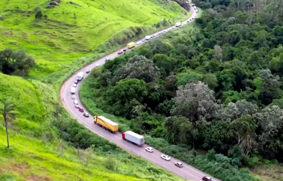 DNIT cita descumprimento de regras e volta a restringir passagem pela ponte sobre o Rio Jequitinhonha 