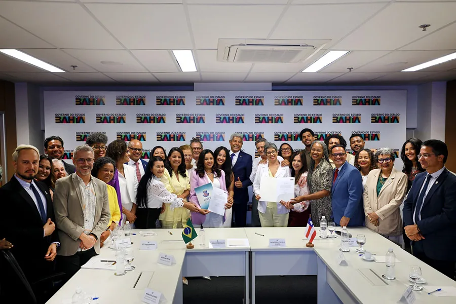 Reitora da UNEB é reconduzida ao cargo; governador assina termo de posse para novo mandato