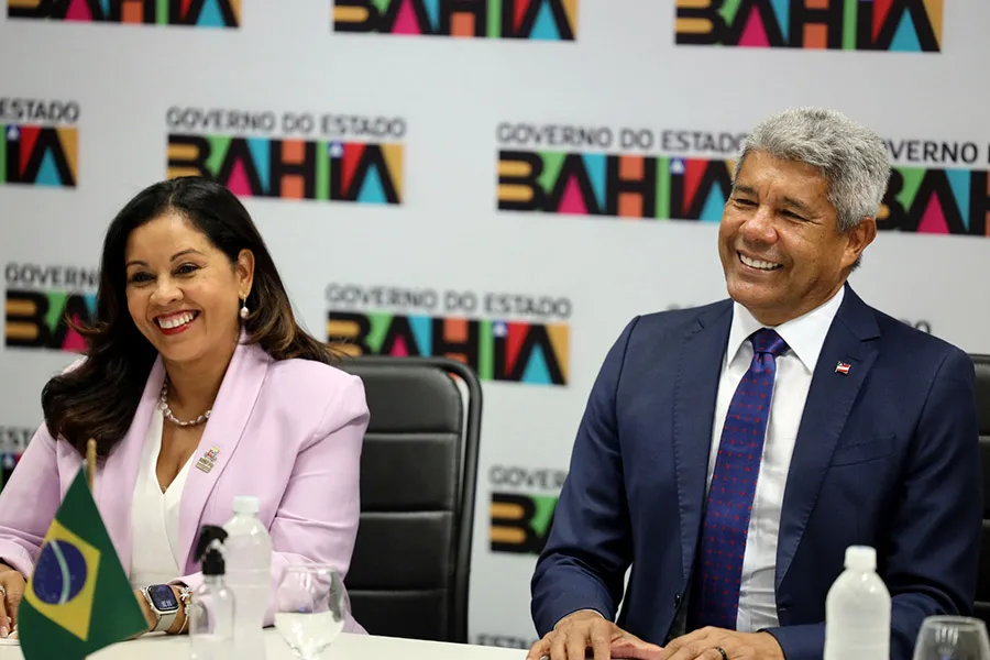 Reitora da UNEB é reconduzida ao cargo; governador assina termo de posse para novo mandato