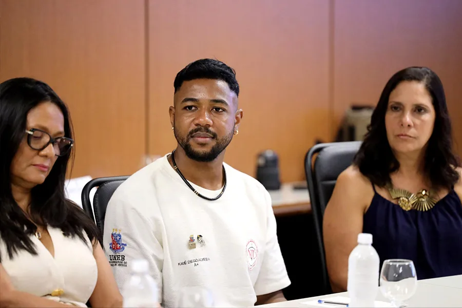 Reitora da UNEB é reconduzida ao cargo; governador assina termo de posse para novo mandato