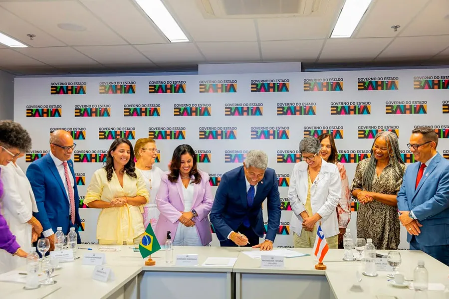 Reitora da UNEB é reconduzida para novo mandato após assinatura do termo de posse