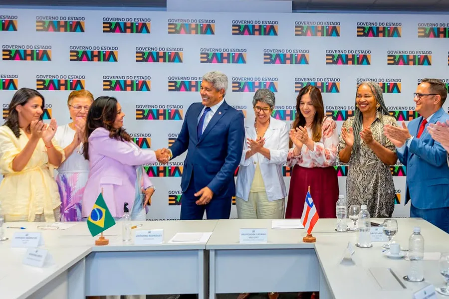 Reitora da UNEB é reconduzida para novo mandato após assinatura do termo de posse