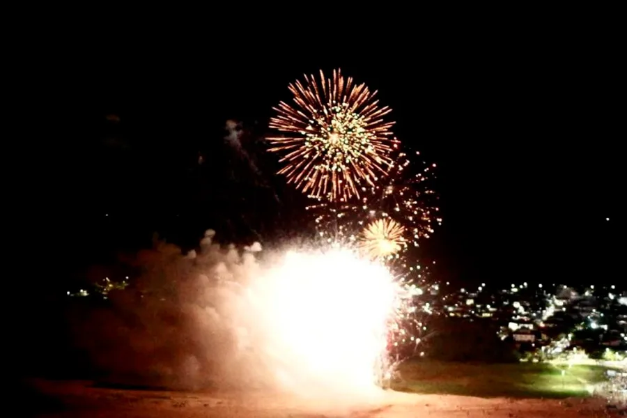 Turismo familiar fortalece comércio e garante sucesso econômico do Réveillon em Mucuri