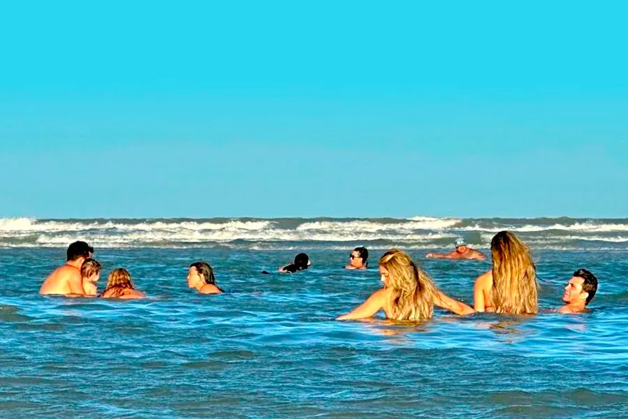 Turismo familiar fortalece comércio e garante sucesso econômico do Réveillon em Mucuri