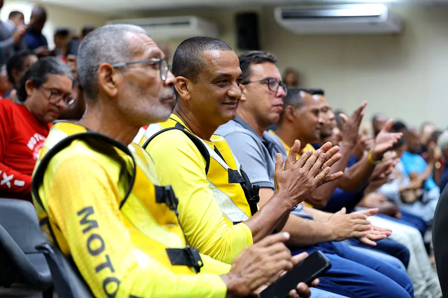 Estado entrega mais de 200 certificados, kits de proteção e bags para mototaxistas e motofretistas da Bahia Estado entrega mais de 200 certificados, kits de proteção e bags para mototaxistas e motofretistas da Bahia