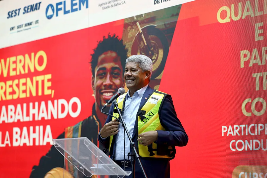 Estado entrega mais de 200 certificados, kits de proteção e bags para mototaxistas e motofretistas da Bahia Estado entrega mais de 200 certificados, kits de proteção e bags para mototaxistas e motofretistas da Bahia