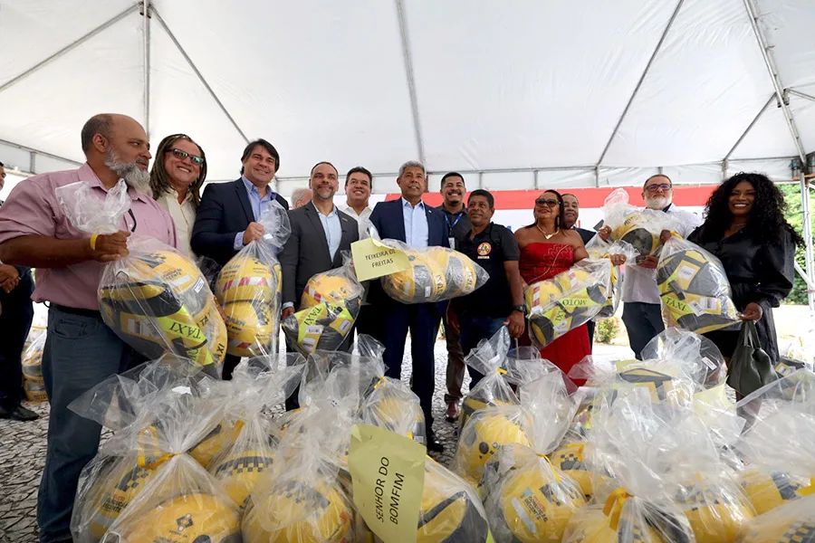 Estado entrega mais de 200 certificados, kits de proteção e bags para mototaxistas e motofretistas da Bahia Estado entrega mais de 200 certificados, kits de proteção e bags para mototaxistas e motofretistas da Bahia