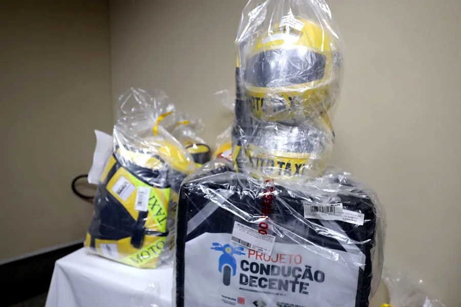 Estado entrega mais de 200 certificados, kits de proteção e bags para mototaxistas e motofretistas da Bahia Estado entrega mais de 200 certificados, kits de proteção e bags para mototaxistas e motofretistas da Bahia