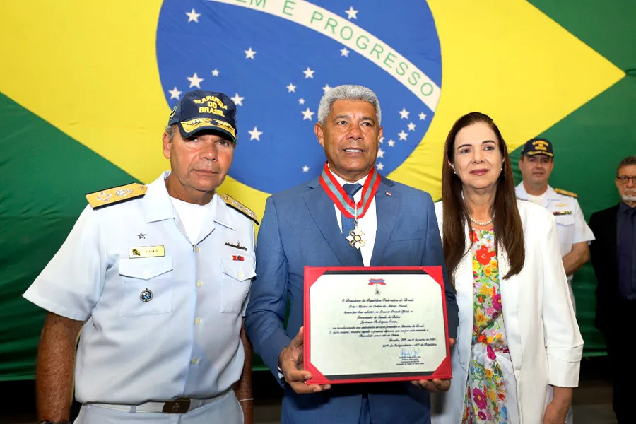 Governador Jerônimo Rodrigues recebe Medalha de Mérito Naval durante a Operação Aspirantex 2026