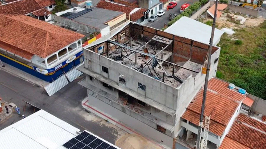 Demolição de prédio incendiado é concluída após 12 dias e devolve segurança ao centro de Mucuri