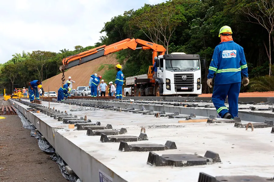 Obras do VLT de Salvador avançam e entram em nova fase com instalação da via permanente no Trecho 2 Obras do VLT de Salvador avançam e entram em nova fase com instalação da via permanente no Trecho 2
