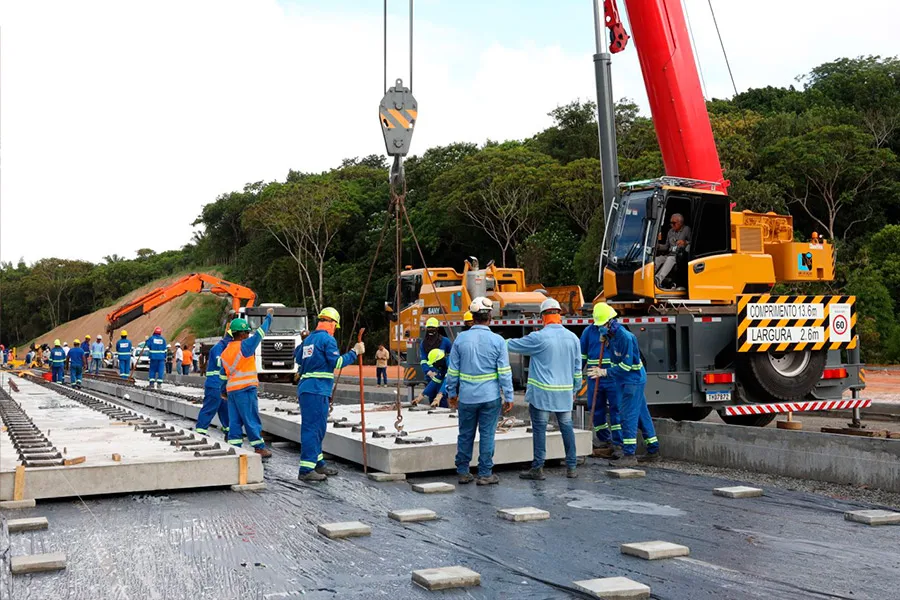 Obras do VLT de Salvador avançam e entram em nova fase com instalação da via permanente no Trecho 2 Obras do VLT de Salvador avançam e entram em nova fase com instalação da via permanente no Trecho 2