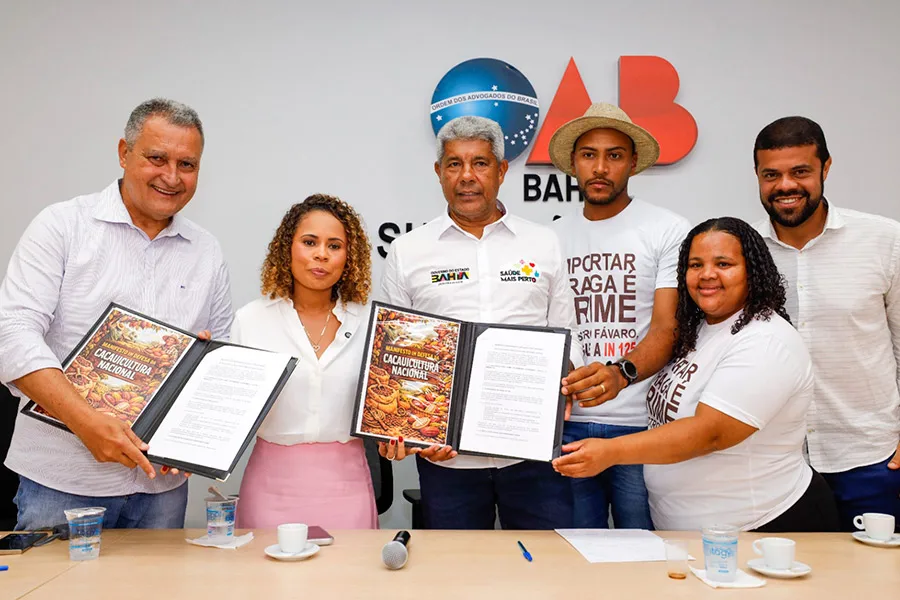 Governador Jerônimo discute impactos da queda no preço do cacau com produtores e prefeitos em Gandu