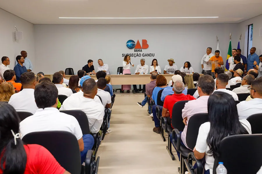Governador Jerônimo discute impactos da queda no preço do cacau com produtores e prefeitos em Gandu