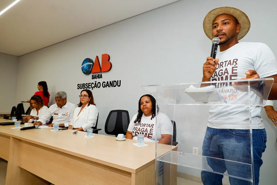 Governador Jerônimo discute impactos da queda no preço do cacau com produtores e prefeitos em Gandu