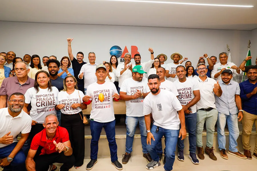 Governador Jerônimo discute impactos da queda no preço do cacau com produtores e prefeitos em Gandu
