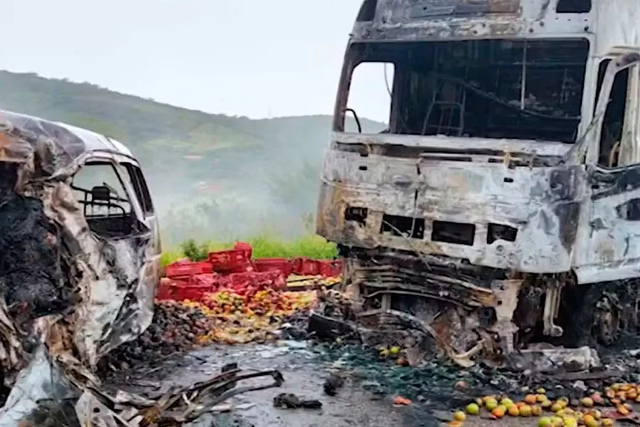 Batida entre caminhão e van deixa primos mortos no sudoeste da Bahia