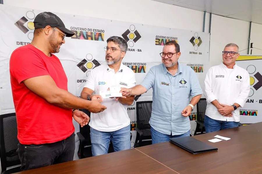 Bahia entrega primeira CNH do Brasil emitida no estado