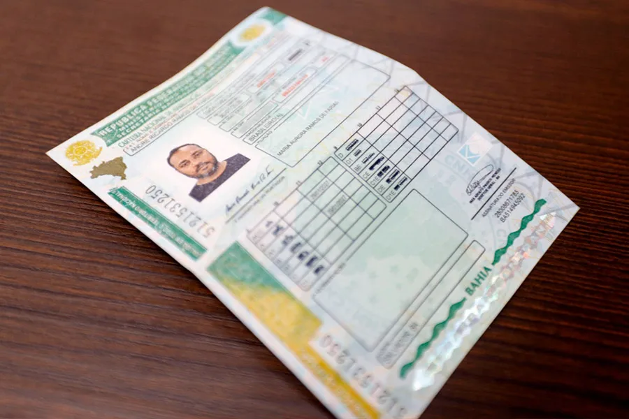 Bahia entrega primeira CNH do Brasil emitida no estado