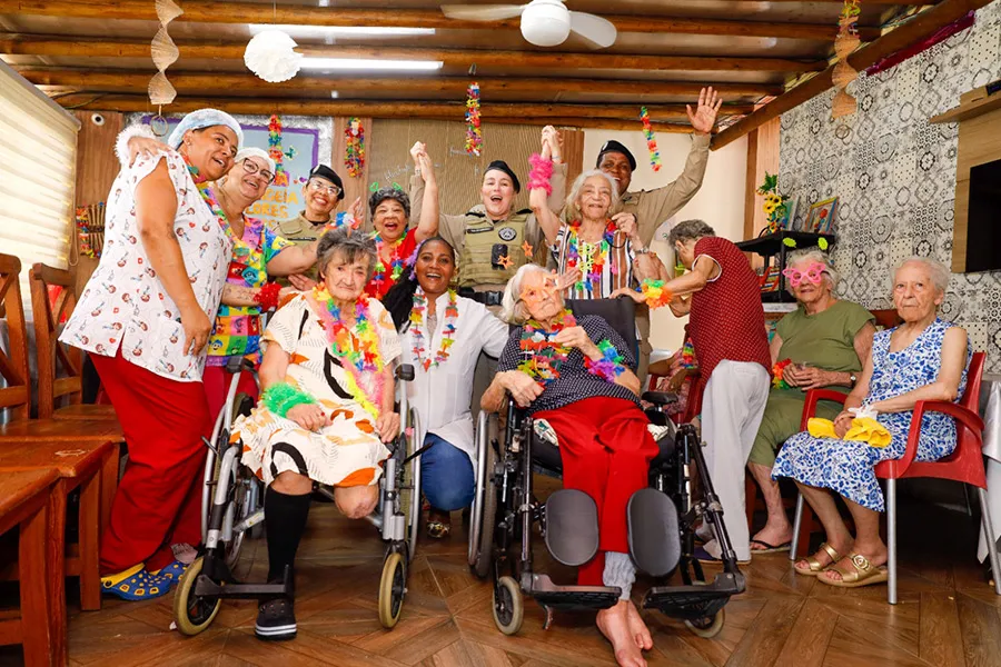 Grupo de Teatro da PM da Bahia leva pré-carnaval a lares de idosos em ação de acolhimento e valorização da vida