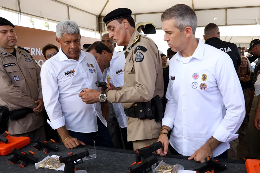 Bahia fortalece forças de segurança com entrega de 112 viaturas, armamentos e novos equipamentos Bahia fortalece forças de segurança com entrega de 112 viaturas, armamentos e novos equipamentos