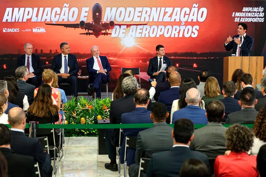 Ministro celebra anúncio de R$ 5,7 bi para ampliar aeroportos no país