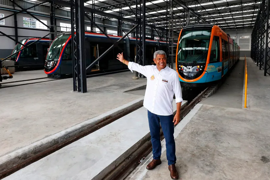 Governador vistoria acoplamento do terceiro trem do VLT de Salvador