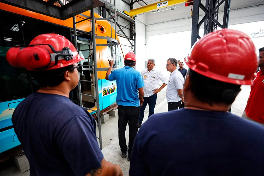 Governador vistoria acoplamento do terceiro trem do VLT de Salvador