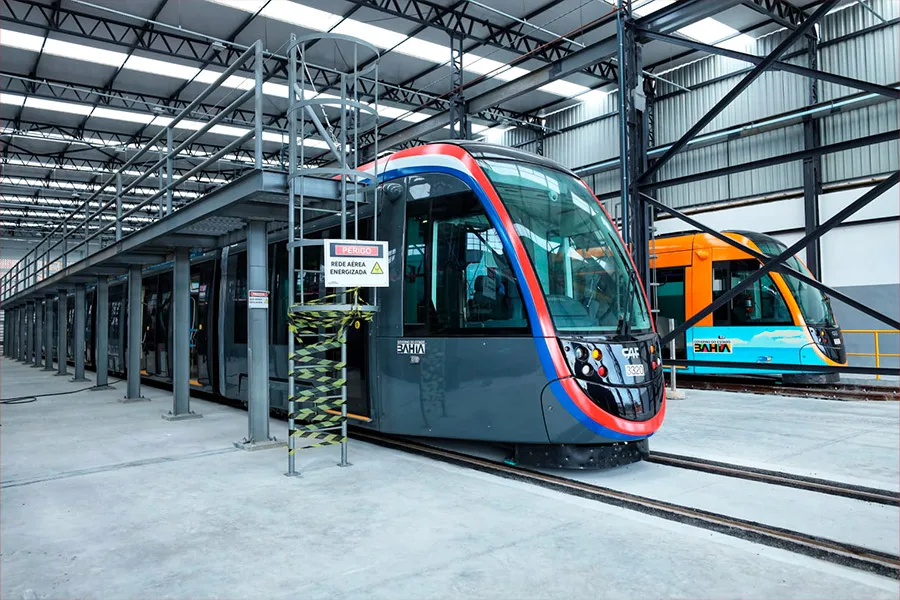 Governador vistoria acoplamento do terceiro trem do VLT de Salvador