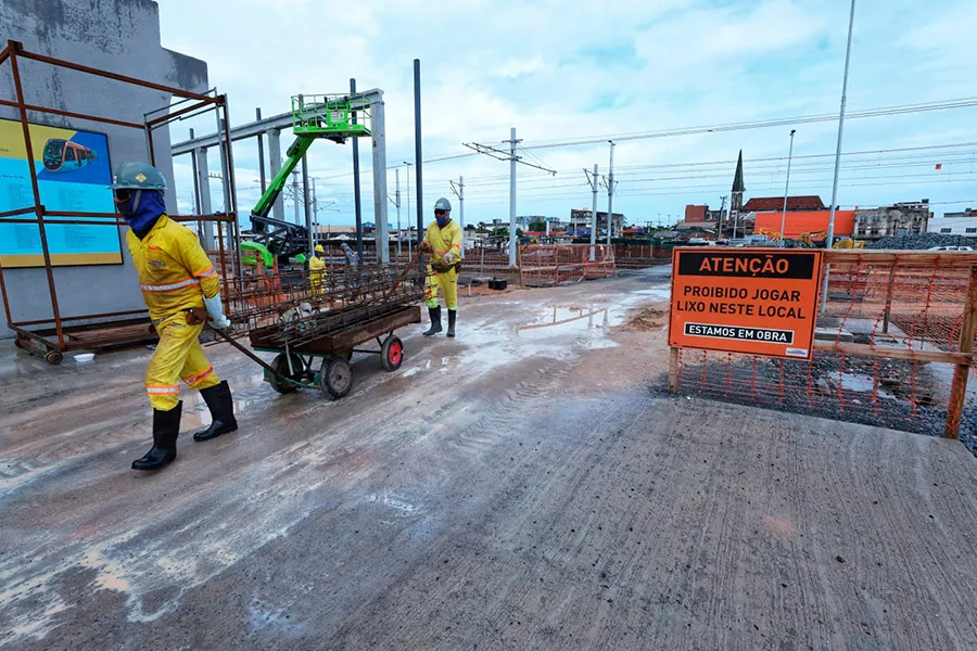 Governador vistoria acoplamento do terceiro trem do VLT de Salvador