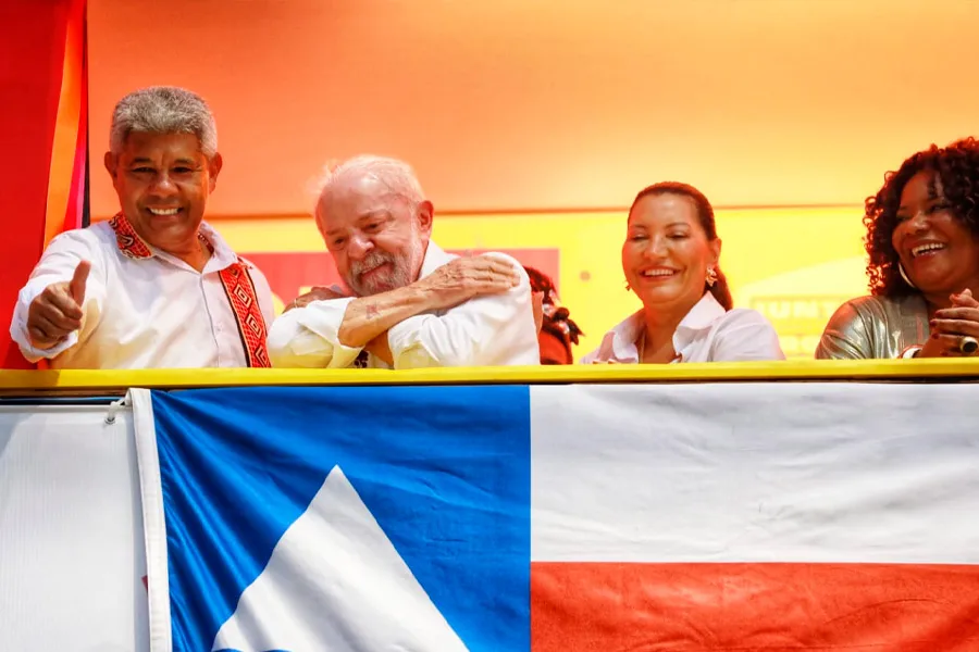Ao lado do presidente Lula, governador Jerônimo Rodrigues acompanha atrações do Carnaval no Campo Grande