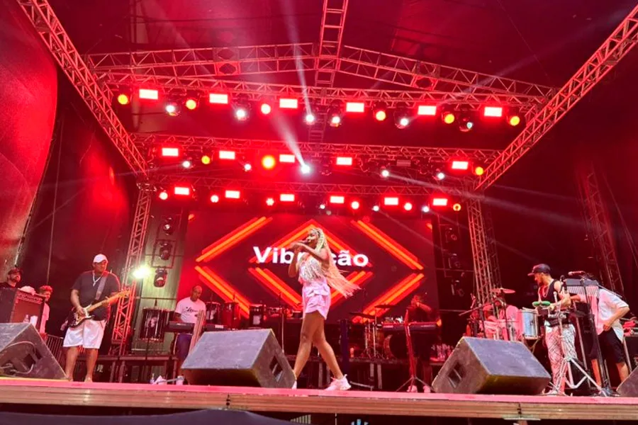 Samba e pagode marcam resgate cultural na 2ª noite do Carnaval Mucuri 2026